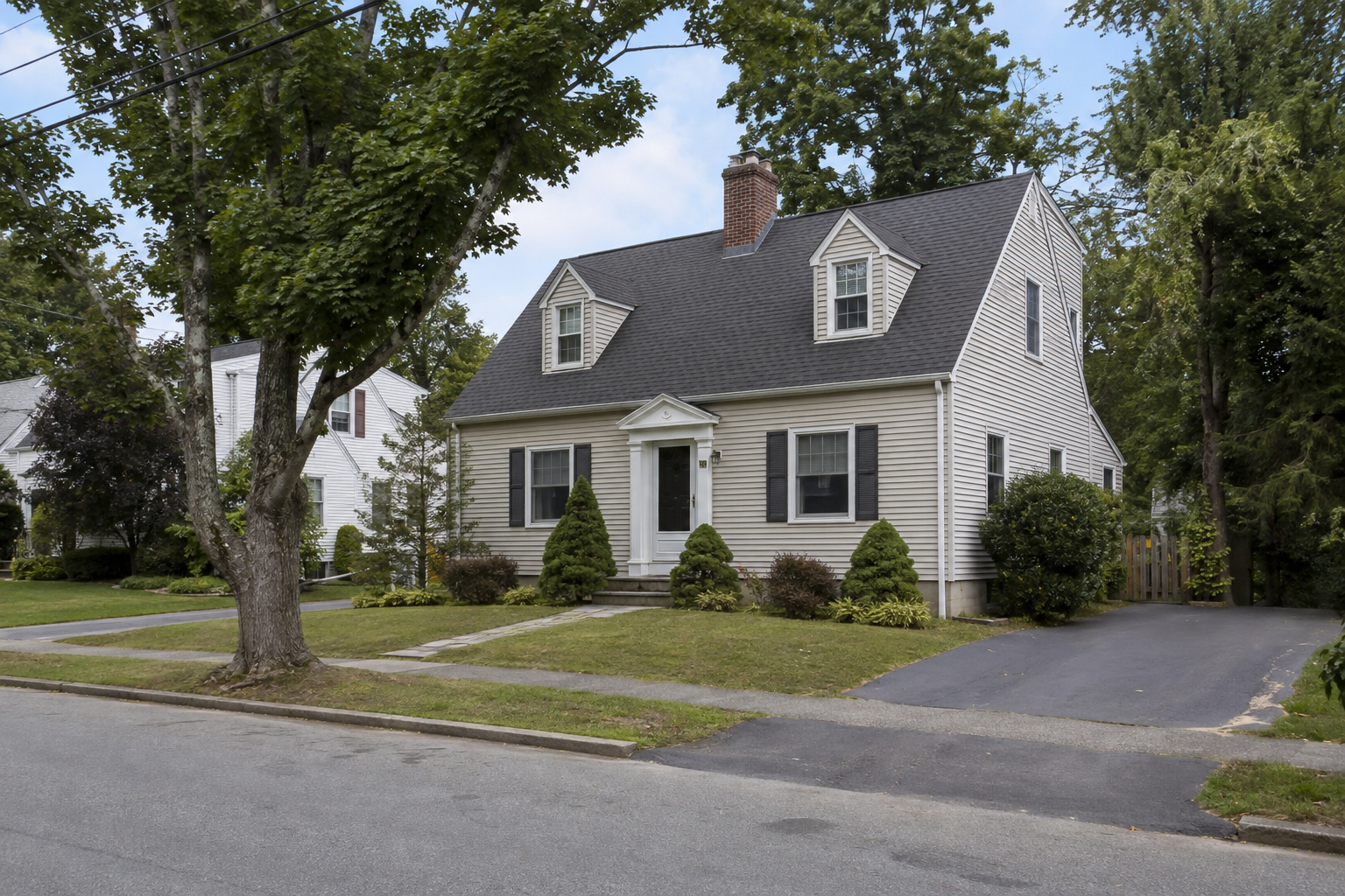 Residential neighborhood served by Seven Pines Home Improvement in Shrewsbury Massachusetts